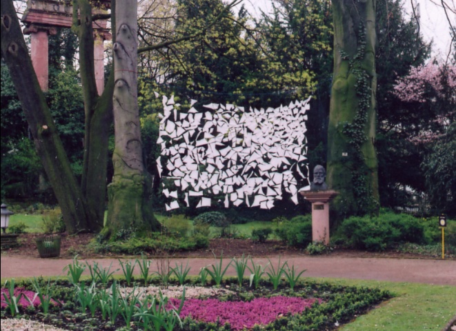 Tarnnetz (camouflage net), artistic installation, general view by day, 2008 (Kirsten Kötter)