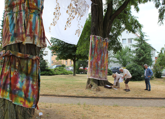 Kirsten Kötter: 'Ich rette die Welt mit Salat, Leonce', Installation, 16. Skulpturenpark Mörfelden 2013