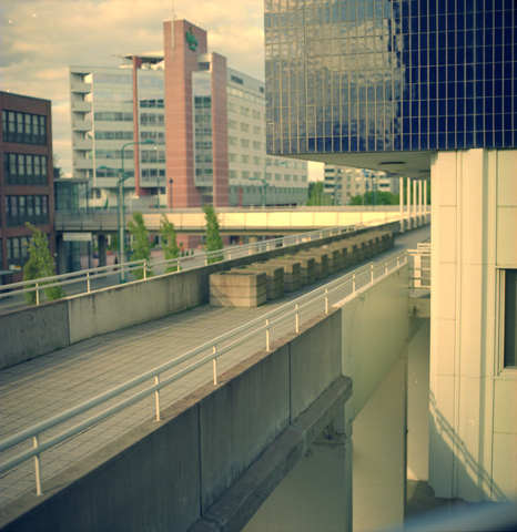 Kirsten Kötter: Fotoserie Pasila (Helsinki), 2002, hier: Bibliothek, beide Ebenen